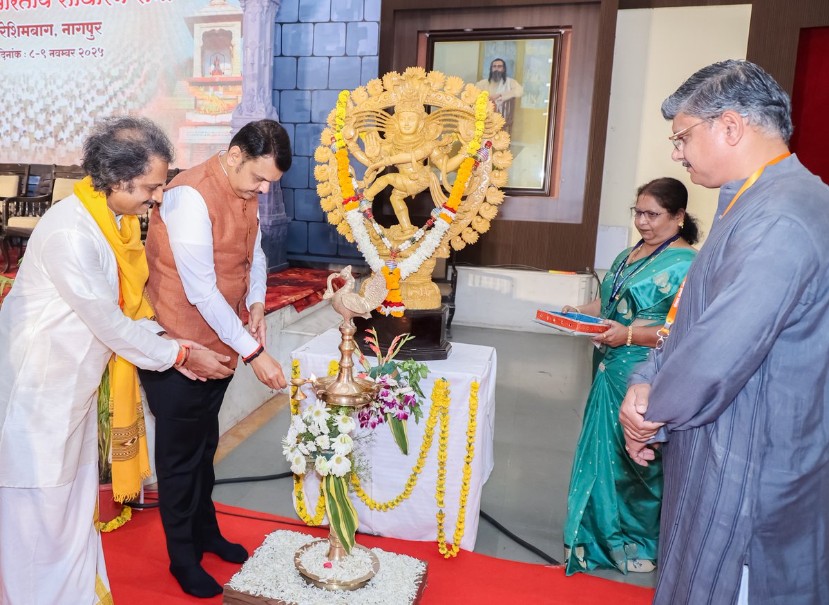 CMOMaharashtra's tweet image. ॥ साधयती संस्कार भारती भारते नवजीवनम्॥

🔸CM Devendra Fadnavis at the &apos;Sanskar Bharati Akhil Bharatiya Varshik Sarvasadharan Sabha&apos;.
🔸मुख्यमंत्री देवेंद्र फडणवीस यांच्या प्रमुख उपस्थितीत ‘संस्कार भारती अखिल भारतीय वार्षिक सर्वसाधारण सभा&apos;.
🔸मुख्यमंत्री देवेंद्र फडणवीस इनकी…