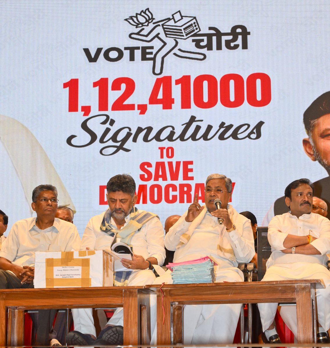 ಶ್ರೀ <a href="/narendramodi/">Narendra Modi</a> ಅವರು ಪ್ರಧಾನಿ ಆದ ಬಳಿಕ ದೇಶದ ಎಲ್ಲಾ ಸಾಂವಿಧಾನಿಕ ಸಂಸ್ಥೆಗಳ ಮೌಲ್ಯ ಹಾಳಾಗಿದೆ. ಚುನಾವಣಾ ಆಯೋಗ - ಸಿಬಿಐ ಸೇರಿದಂತೆ ಸ್ವಾಯತ್ತ ಸಂಸ್ಥೆಗಳನ್ನು ಕೇಂದ್ರ ಸರ್ಕಾರದ ಅಡಿಯಾಳಾಗಿಸಿಕೊಂಡಿದ್ದಾರೆ.

ಬಿಜೆಪಿಯವರು ಕೇವಲ ಸುಳ್ಳಿನಲ್ಲಿ ಮಾತ್ರವಲ್ಲ ಮತಗಳ್ಳತನದಲ್ಲೂ ನಿಸ್ಸೀಮರು ಎನ್ನುವುದು ಸಾಬೀತಾಗಿದೆ. ನಾವು ಇದನ್ನು