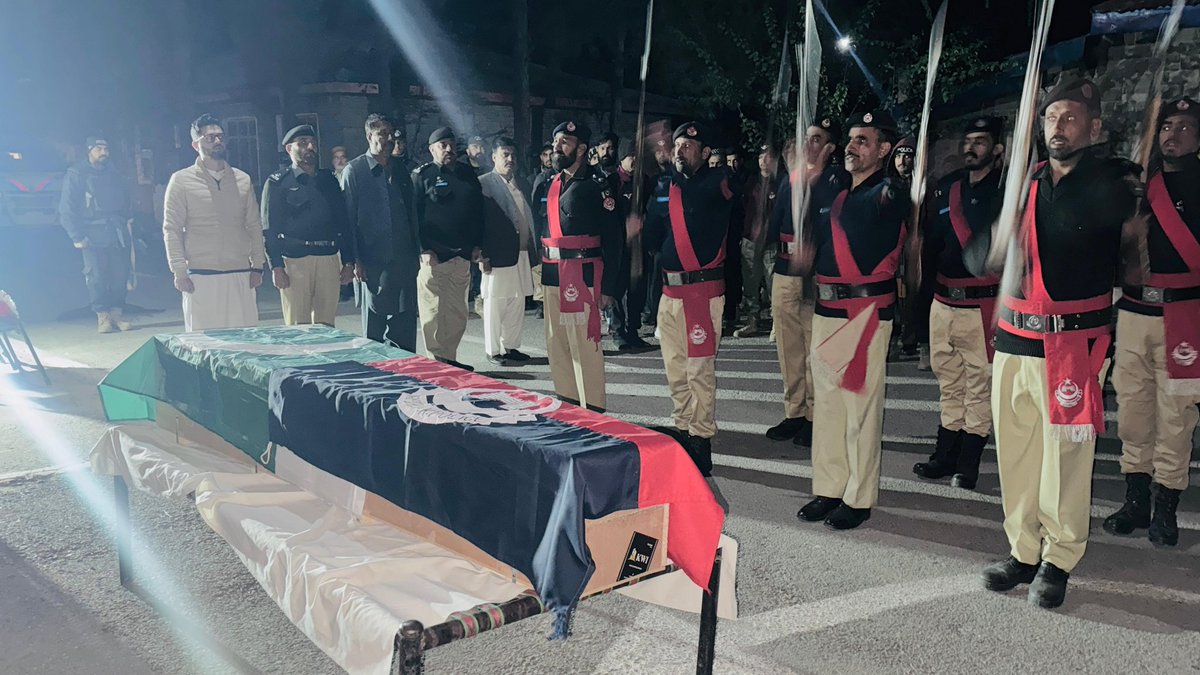 إِنَّا لِلّٰهِ وَإِنَّا إِلَيْهِ رَاجِعُونَ
چائنیز پروجیکٹ پارس کیمپ میں تعینات ایس ایس یو کے بہادر آفیسر انسپکٹر عثمان خان دورانِ ڈیوٹی دل کا دورہ پڑنے سے خالقِ حقیقی سے جا ملے۔
مرحوم کی نمازِ جنازہ پولیس لائنز مانسہرہ میں پورے سرکاری اعزاز کے ساتھ ادا کی گئی۔