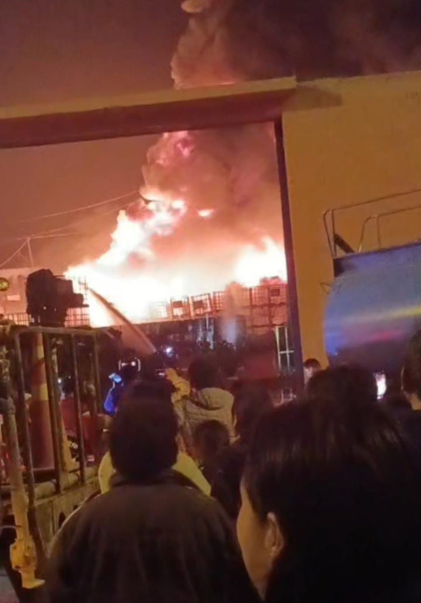 🚨 Incendio en Cajamarquilla | Un incendio de gran magnitud se registra en la avenida La Florida, distrito de Lurigancho-Chosica.
30 unidades y más de 100 efectivos del CGBVP trabajan sin descanso para controlar las llamas y evitar su propagación. 👩‍🚒🔥