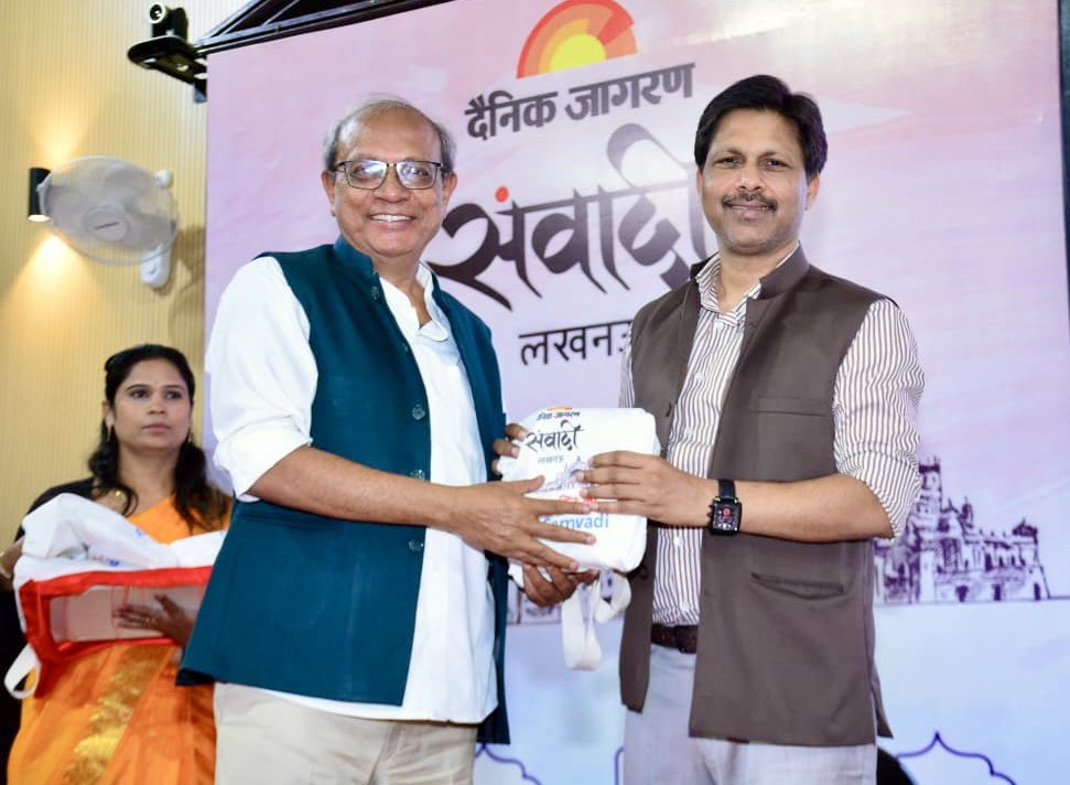dr_hariom_ias's tweet photo. जागरण के साहित्योत्सव ‘संवादी’ की कुछ झलकियाँ।दैनिक जागरण के राज्य संपादक-लेखक मित्र आशुतोष जी को इस बेहतरीन आयोजन के लिए बधाई💐#drhariomias #jagran #samvadi #sahitya #utsav #lucknow #university #writer https://t.co/NUqBu2JG1I