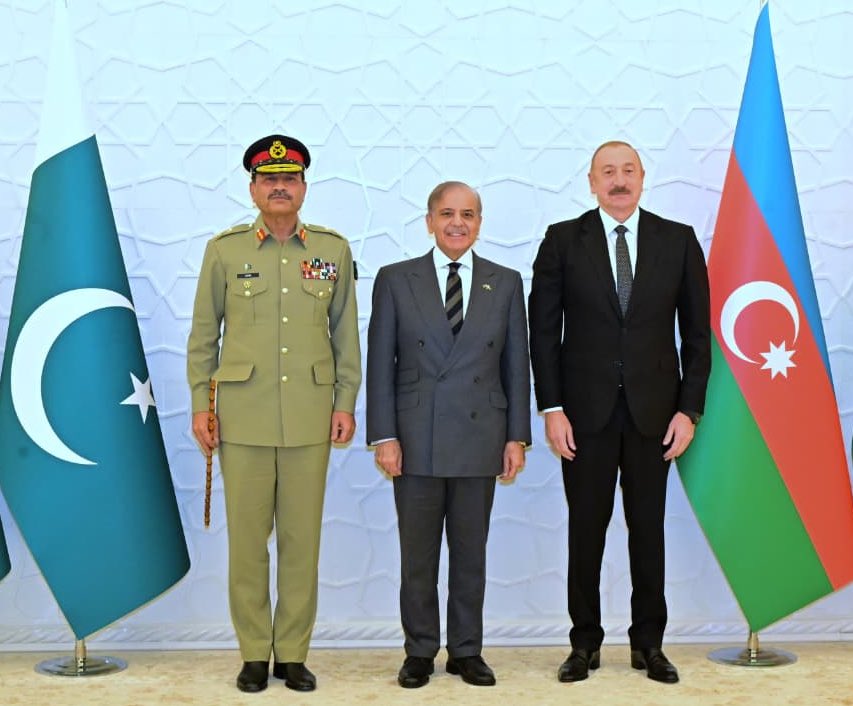 Baku, Azerbaijan 

Prime Minister Muhammad Shehbaz Sharif meets President of Azerbaijan H.E. Illham Aliyev; Field Marshal Syed Asim Munir, NI (M), HJ, Chief of the Army Staff (COAS) accompanied the Prime Minister during the meeting.

#Pakistan #AsimMunir #COAS #ISPR