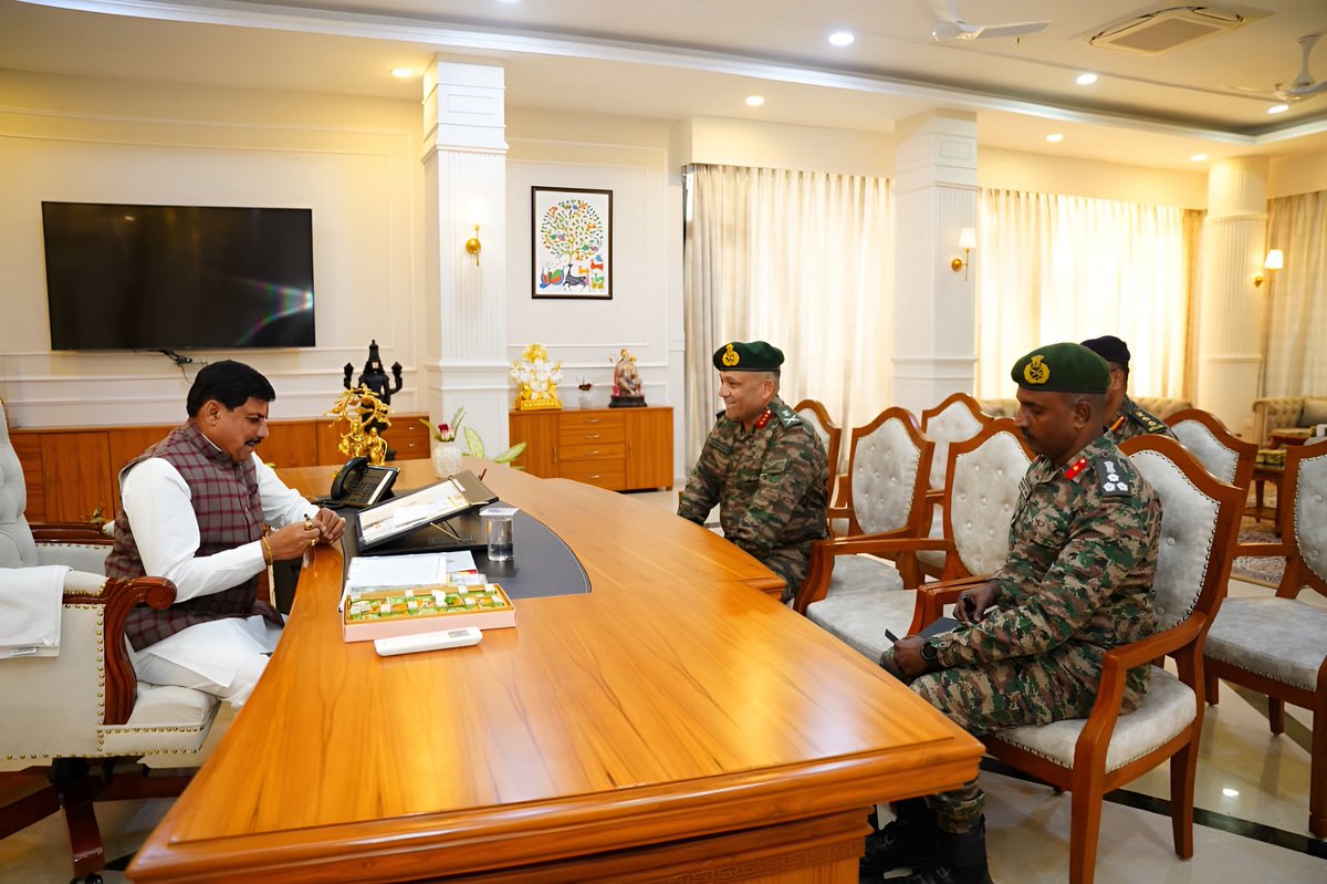 IaSouthern's tweet image. Lt Gen Arvind Chauhan, General Officer Commanding, #SudarshanChakraCorps, interacted with Hon’ble Chief Minister of #MadhyaPradesh, Dr Mohan Yadav, to discuss initiatives related to Military-Civil Fusion. 

The General Officer expressed gratitude for the Chief Minister’s…