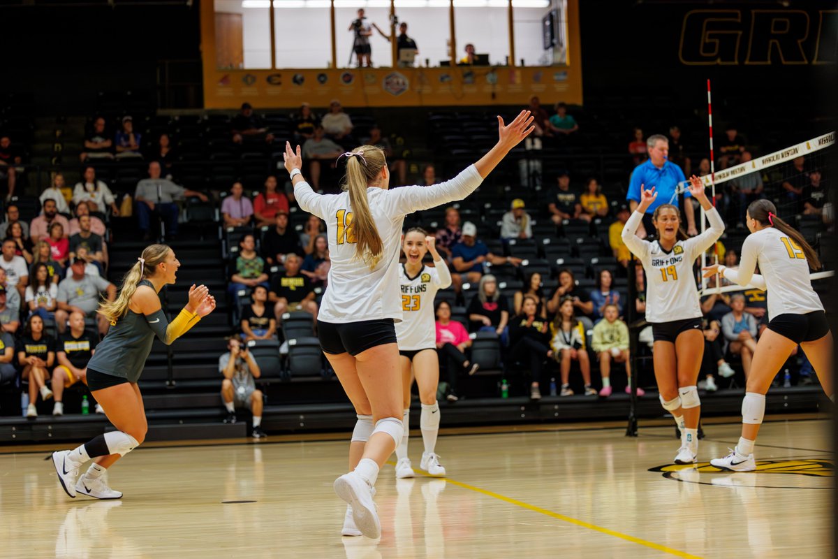 MWSUGriffons's tweet photo. The Streak Continues! 🏐

No. 20 Griffon Volleyball earns its 10th straight win, taking down the Jennies in four sets as Head Coach Jessica Fey reaches 100 career coaching victories.

📰 - https://t.co/QKijXaRmO4

#BlackisGold🔔| #FightOn50 https://t.co/6cPE3OE40T