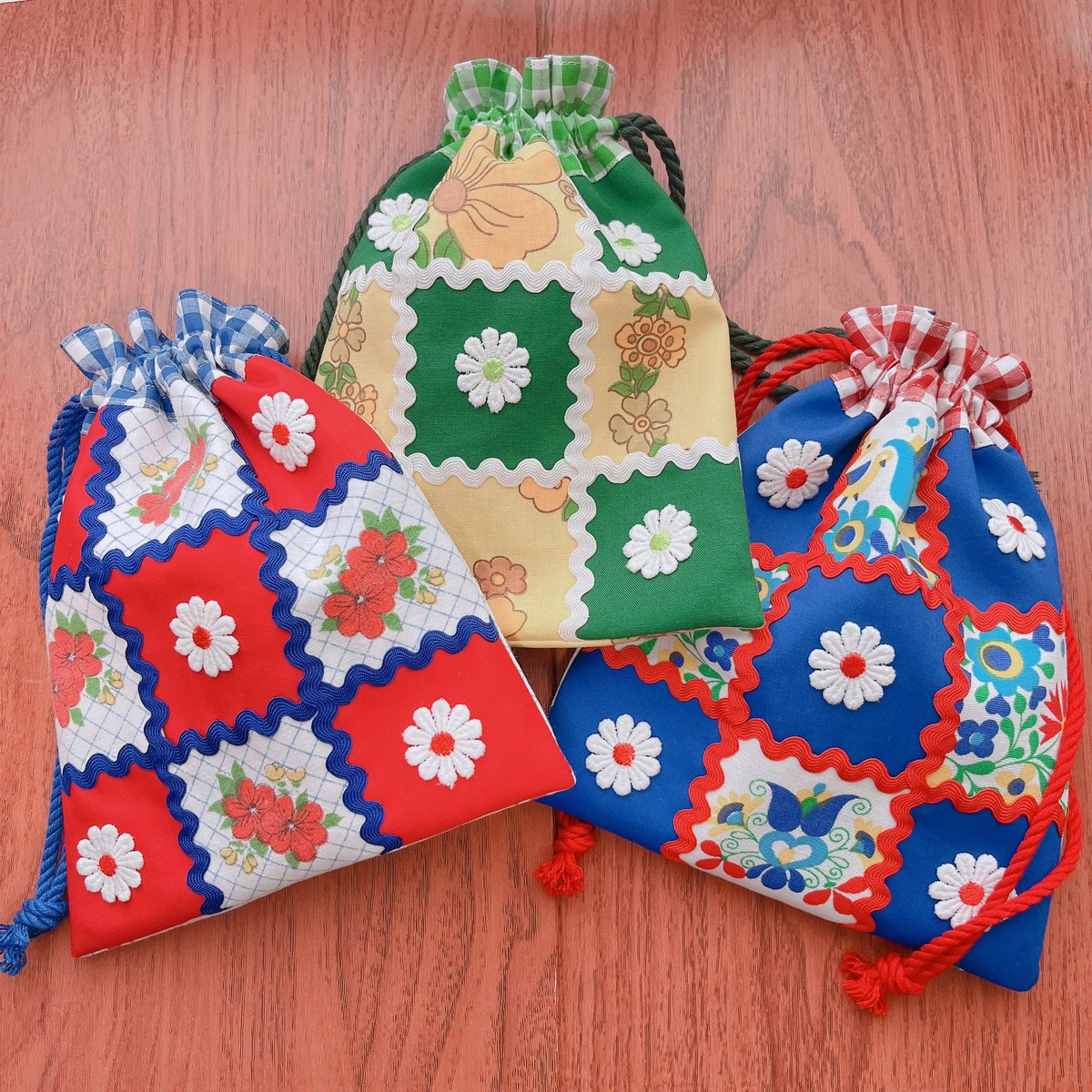 mamyuhandmade's tweet photo. ヨーロッパのヴィンテージファブリックで布小物ポーチやカバンを作っています

🧵出展日　両日
🧵出展名　mamyu(マミュー)
🧵ブースNo    I-179

＠designfesta 
＃デザフェス62リポスト https://t.co/4T5fkPoISv