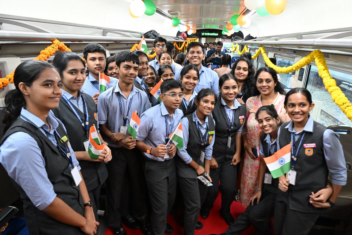 GMSRailway's tweet photo. Brimming with excitement and pride, school students onboard the #Ernakulam – KSR #Bengaluru Vande Bharat Express shared their joy over the train’s modern design, interiors and unmatched comfort.🎒🚄

Adding a splash of colour to the journey, students also showcased their creative artworks and paintings, celebrating India’s railway progress through art!🎨🇮🇳

#VandeBharat #SouthernRailway #Ernakulam #Bengaluru #IndianRailways #VandeBharatExpress