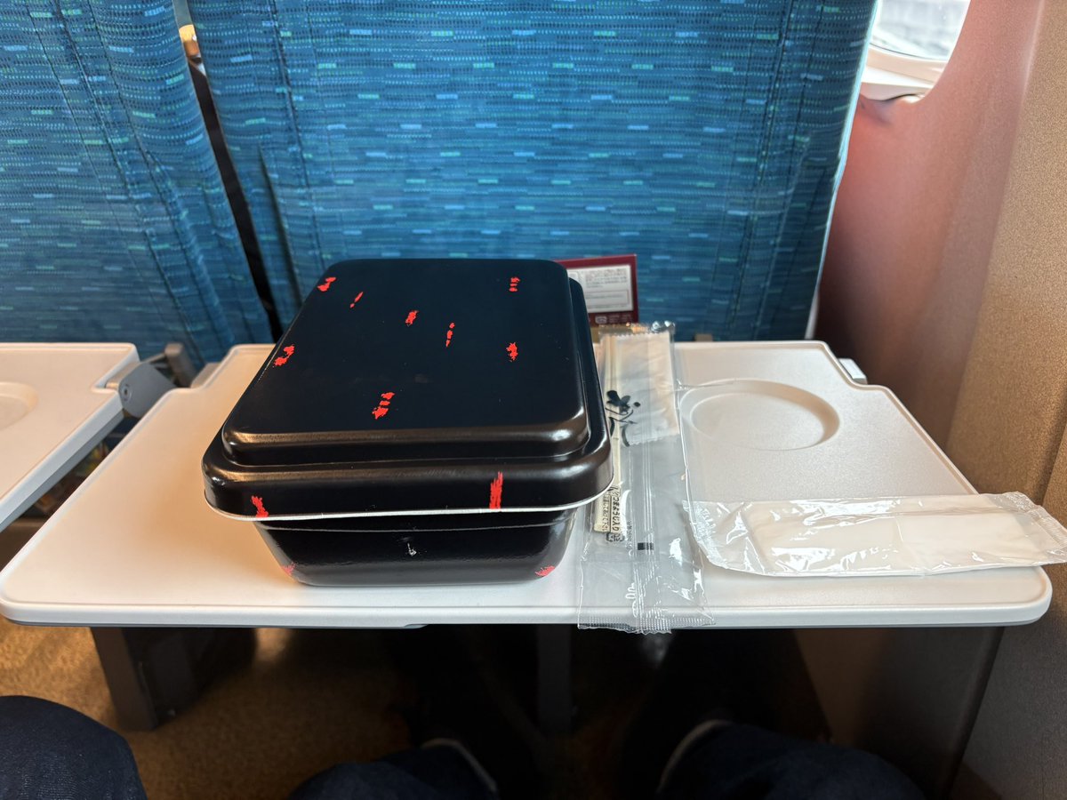 アコ夜ツアー
滅多に食わない駅弁食って
向かっております。
本日は岡山！

11月8日（土）
岡山ペパーランド(sold out)
開場16:30/開演17:00 

11月9日 (日) 
広島音楽喫茶ヲルガン座
開場16:30 / 開演17:00