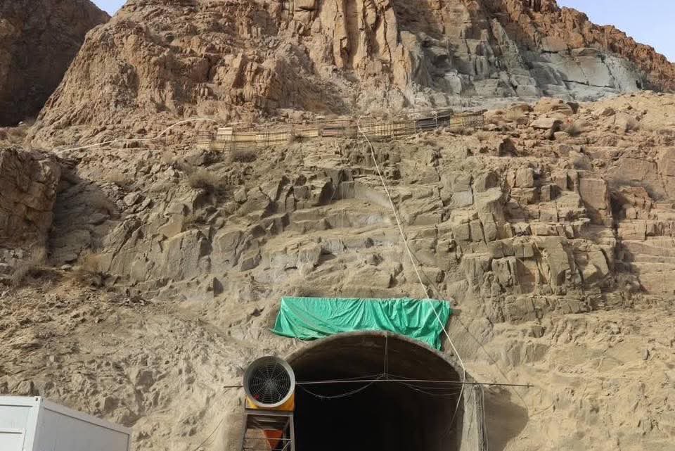 Хуурамч эх орончид нь эх орон ярьдаг
Гадны гар хөлүүд нь гадны аюул ярьдаг бүтээн байгуулалт ярьсан хүнийг урж тасддаг, тэр тусмаа цахилгаан станц, төмөр зам ярьсан хүмүүсийг тэр дор нь гүтгэж харлуулж арчиж хаядаг байсан тийм галзуурал дээд цэгтээ хүрч байх цагт С.Бямбацогт сайд