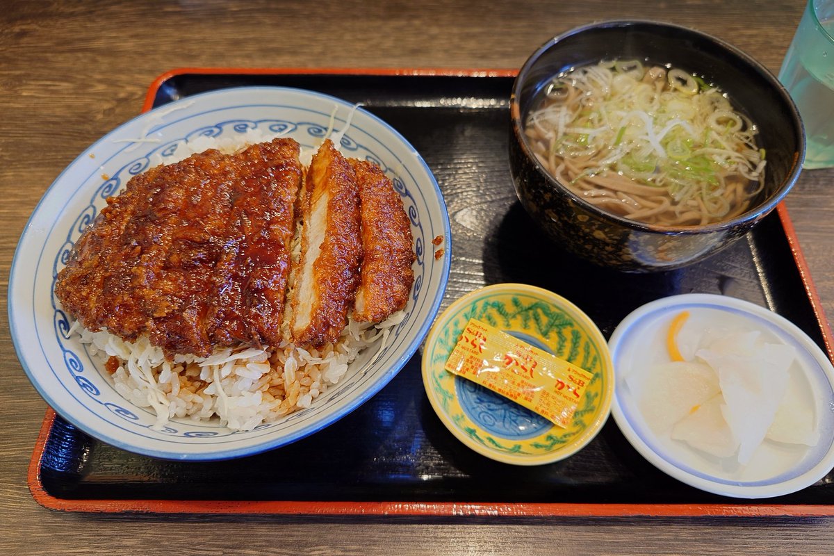 tomox_c's tweet image. 八幡のすしべん一の宮店でお昼ご飯。ソースカツ丼(ご飯大盛り)とミニそばセット
