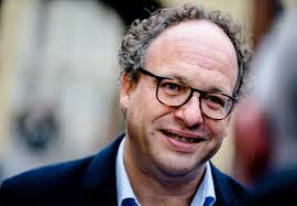 Net als alle D66'ers, heeft deze vent volledig schijt aan de democratie! 
Hij sluit dictatoriaal en zonder blikken of blozen PVV, FvD en de miljoenen kiezers die voor rechts hebben gekozen, UIT!
Hij moet direct vervangen worden door iemand die wel objectief is, de realiteit onder