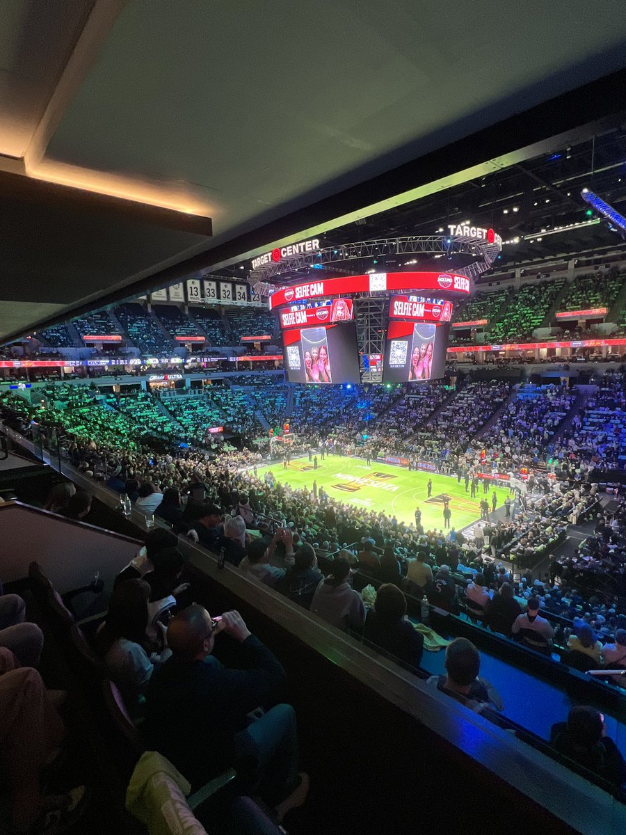 Suite was bumpin tonight, I was locked in. They gave me 4th quarter beers!