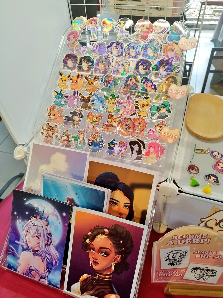 pachiko_art's tweet image. Hello, DLSU &amp;amp; CSB!
Catch me at The Beach House, Taft Ave. today!! ✨

I have art prints, stickers, and DYI keychains! I&apos;m also doing Live Portraits for anyone who wants a Derpy doodle of themselves. 

#TheManilaMarketClub #dlsu #csb #taft