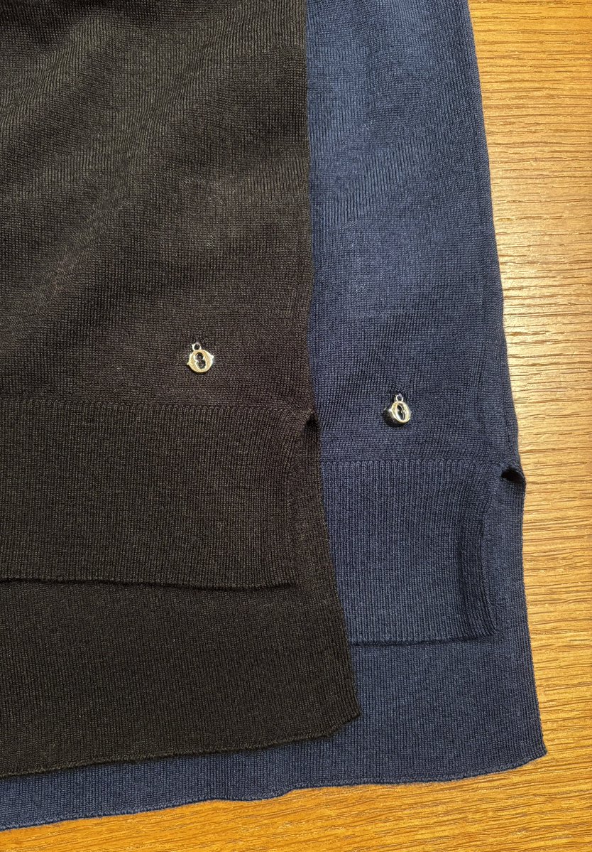 MANOAinter's tweet image. New Arrival🐏ottod‘Ame

メリノウール100%丸首セーターは、詰まった衿元、ゆるめの身頃&amp;amp;袖、裾スリットで、抜け感あるお洒落なバランスに仕上がっています。インにシャツやタートルTを重ねてもお洒落✨
ストレスフリーに着れるので、毎日つい手に取ってしまうセーターになりそう。
ネイビー、黒¥28600