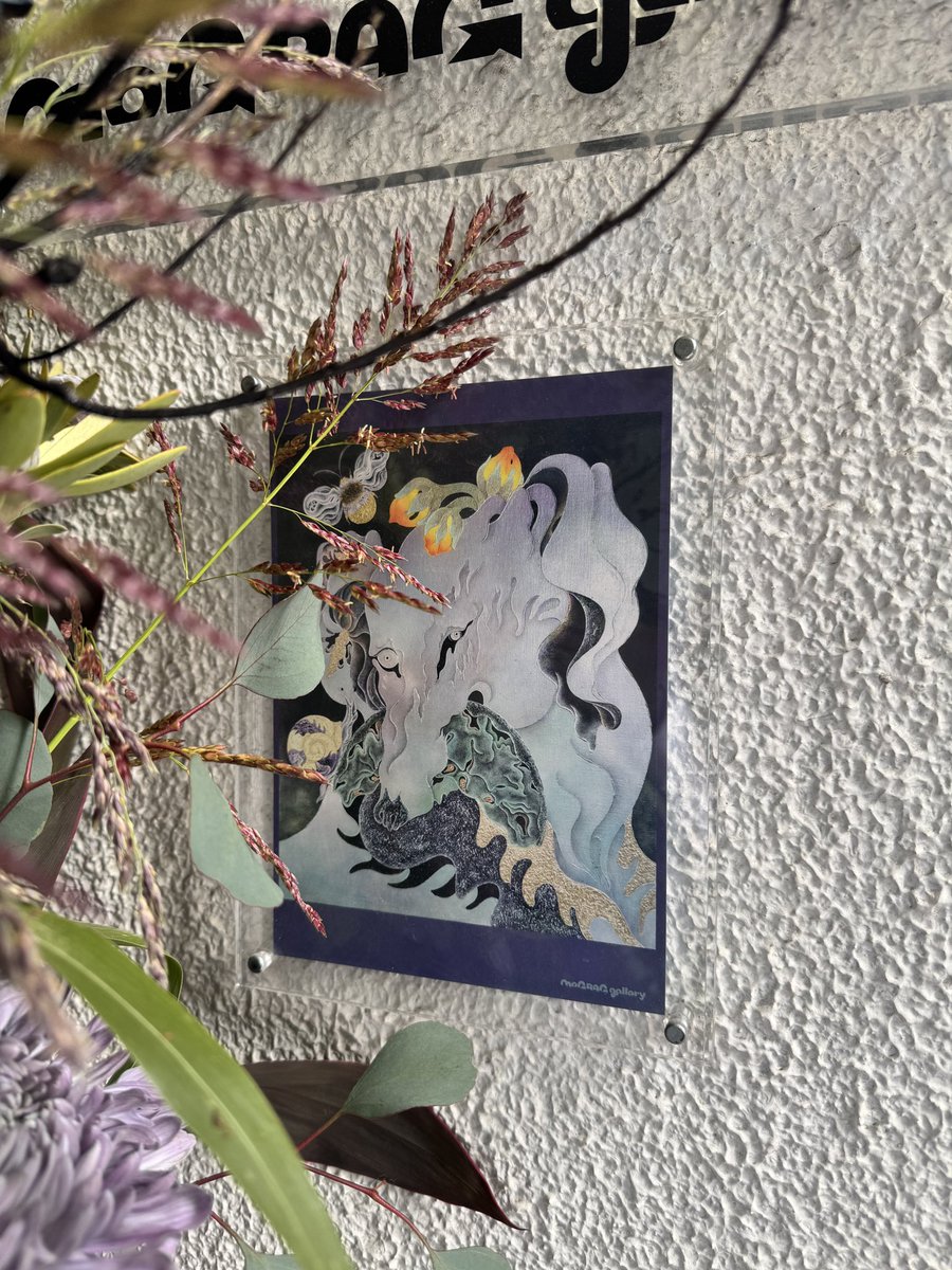 【OPEN!!】HAMADARAKA個展『AKGALSLAMAMIK』スタートしました！
光り輝く生命の営みが紡ぎ出されるHAMDARAKAの魅惑の世界をじっくり味わい尽くしてください。今夜は18時からオープニングパーティー🎉ご来場お待ちしています。mograg.com