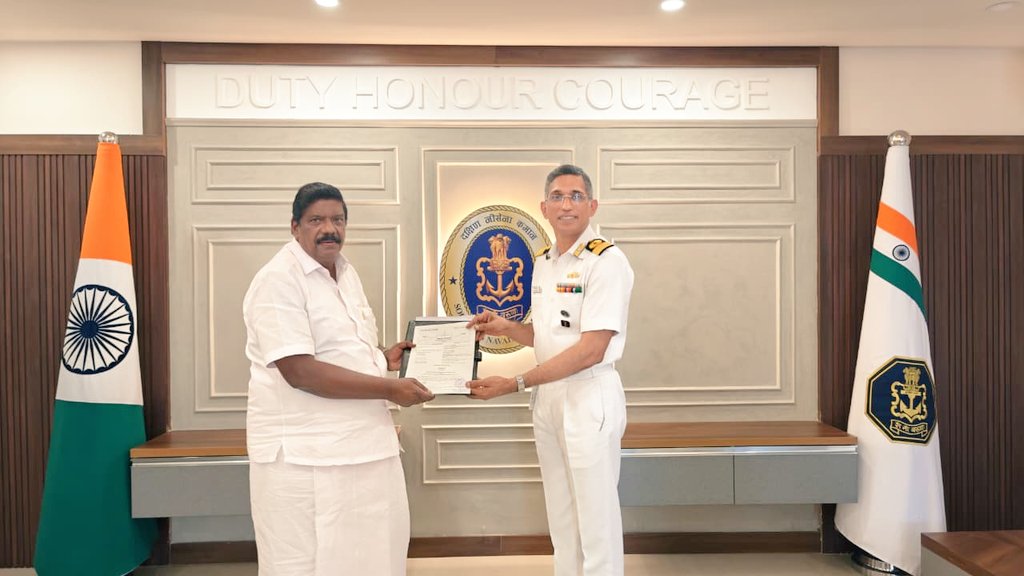 IN_HQSNC's tweet photo. A #MoU was inked between #HQSNC & Indira Gandhi Co-operative Hospital, #Kochi on #07Nov 25. The MoU provides cashless medical treatment for Naval Civilian Personnel and their families, reinforcing #IndiaNavy’s commitment to #healthcare and well-being of its #DefenceCivilian workforce.