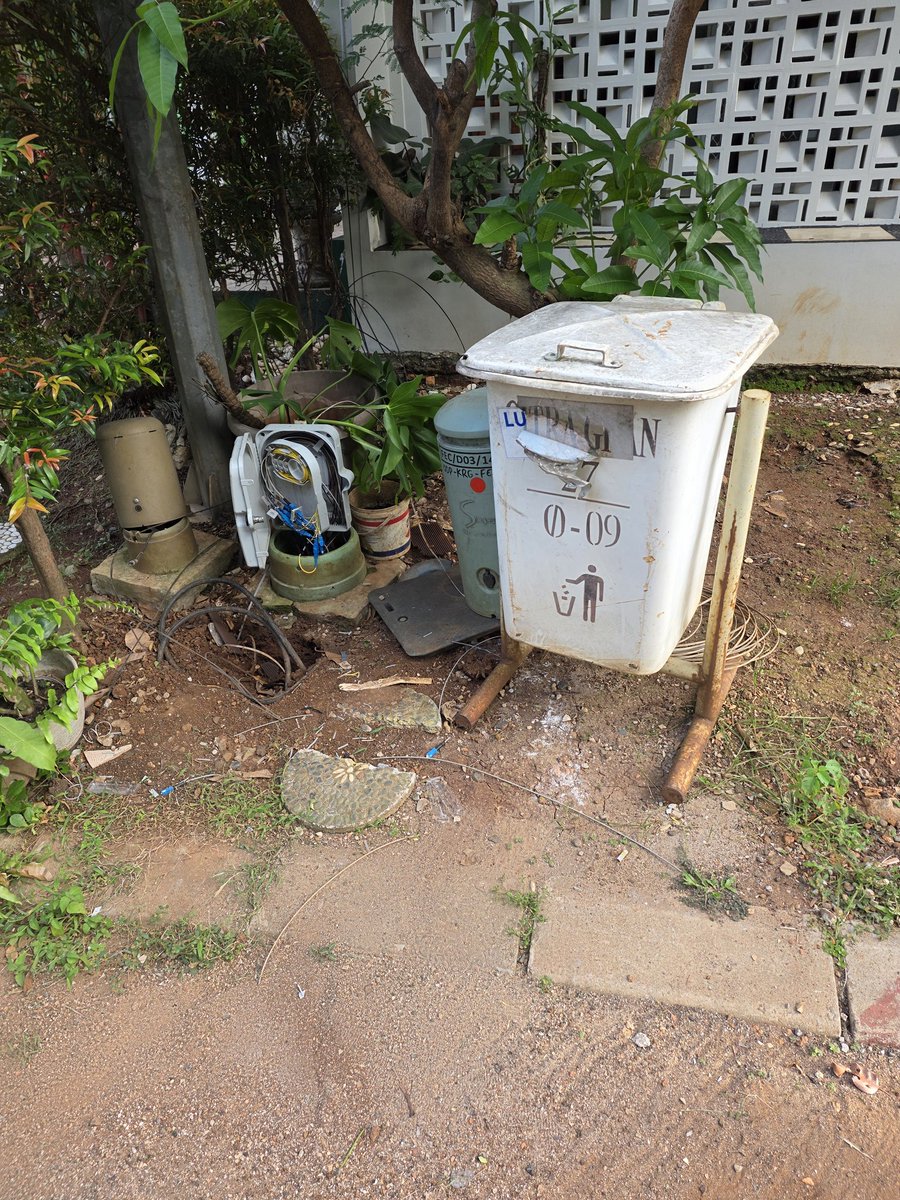 Prilianto's tweet photo. @IndiHome mohon ya bila memang ini dibutuhkan tapi bila itu ada lahan milik harusnya izin dan dirapihkan kembali, ada sisa kabel yang beresiko bila ada anak2 atau orang dewasa https://t.co/sgZM1QCM8m
