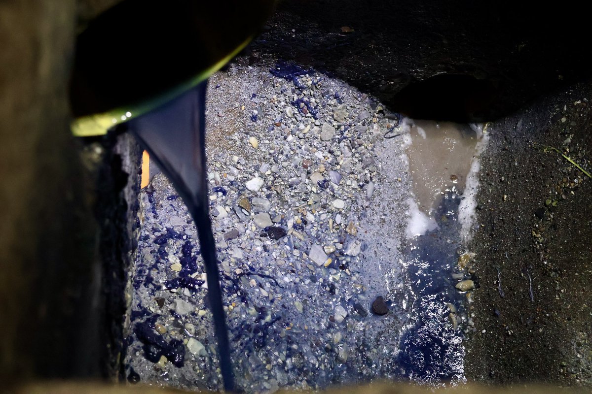 #AEstaHora la CARDER, en conjunto con la Policía Nacional, adelanta un operativo de control en tintorerías de Dosquebradas. Durante la verificación se evidenció un vertimiento de agua azul al alcantarillado. La investigación avanza y los motivos están en desarrollo.