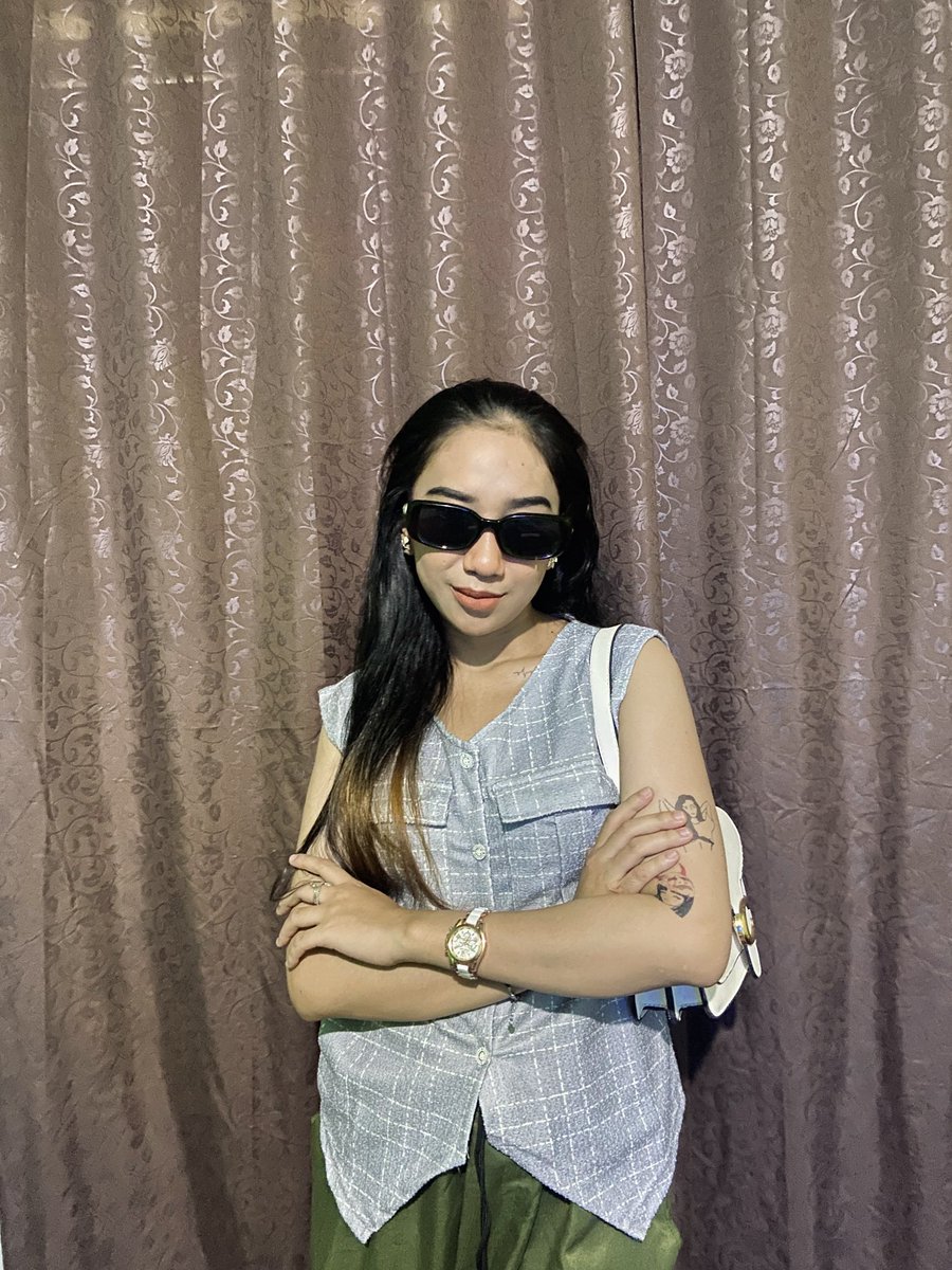 yaittindri's tweet photo. lebih suka versi mana?🫣 https://t.co/N4KOefoZy4