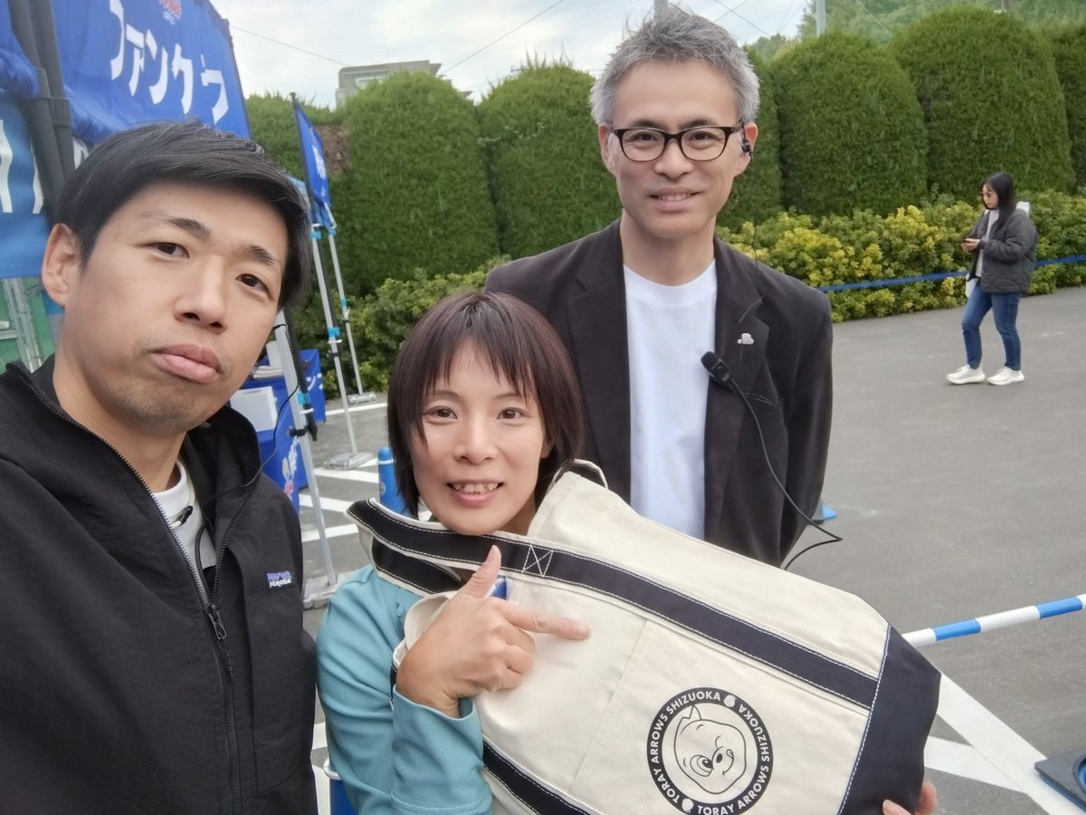nsyar1's tweet photo. 今週末は三島市民体育館！
ファンクラブのホームゲーム3回来場特典のアロッチバッグもらった☺️
米山さんにシャッター押して頂いちゃいました😳
#頑張れ東レ！
#東レアローズ静岡
函南町出身 #山田大貴 選手推し！ https://t.co/6KAVInow2p