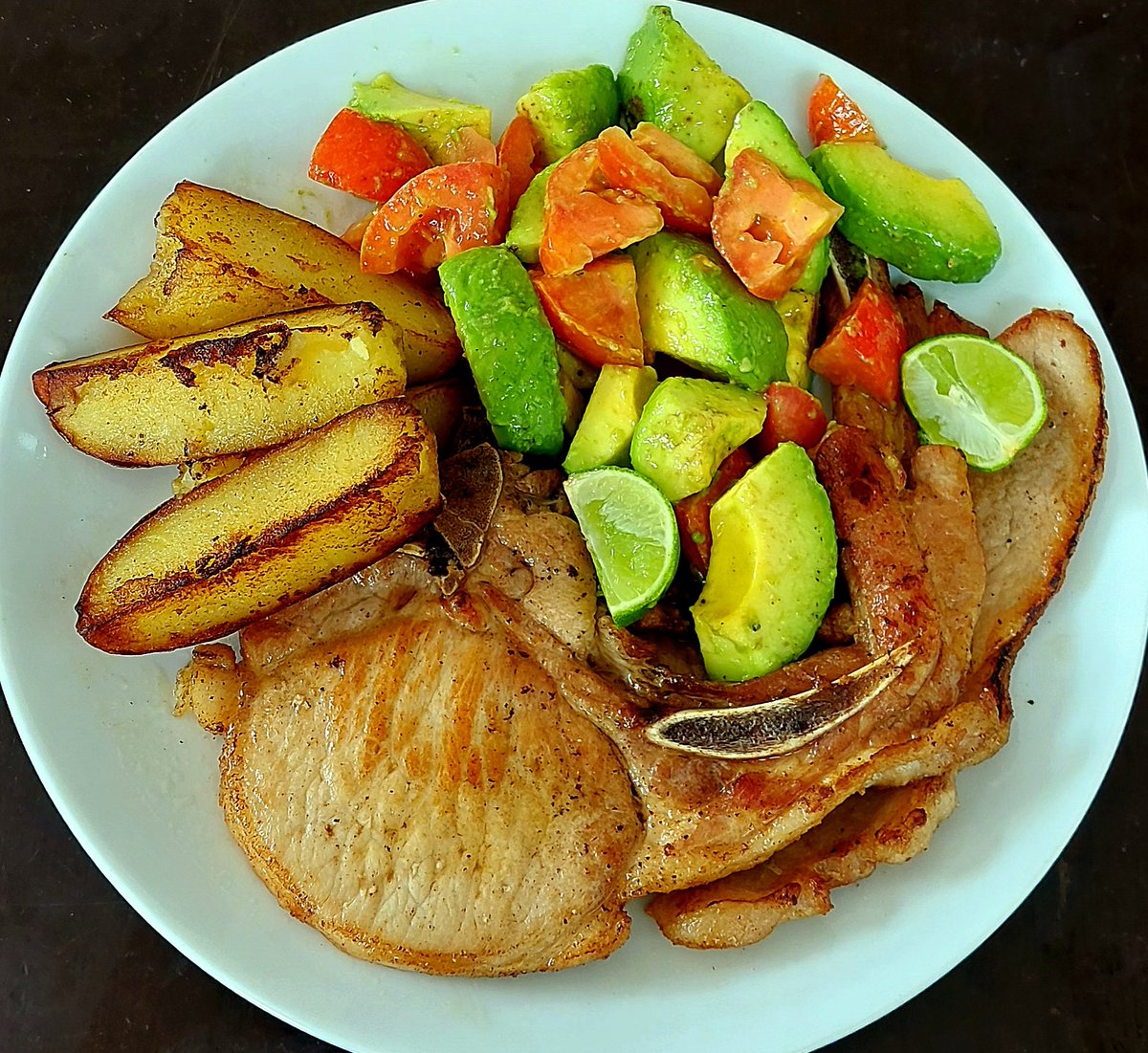 Breakfast/lunch today was a couple of pork chops, fried yesterday's baked potato  and a very nice avocado and tomatoe salad with a olive oil and lime juice. 
It was sooo good 😊