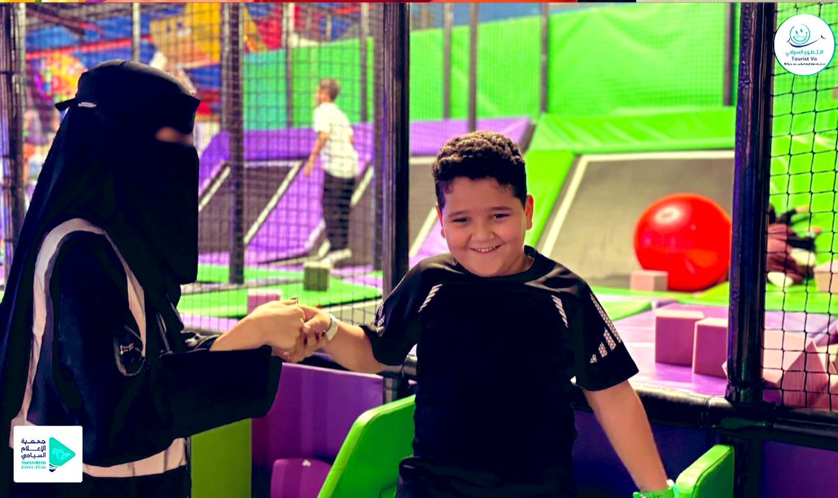 فريق التطوع السياحي يواصل مشاركته الفاعلة في برامج محافظة الوجه: نموذج وطني لشباب يبادر ويخدم بابتسامة.

الوجه –  
تواصل جمعية الإعلام السياحي، عبر فريق التطوع السياحي ، حضورها المميز في مختلف البرامج والفعاليات الترفيهية والمجتمعية بمحافظة الوجه، في إطار رؤيتها الاستراتيجية