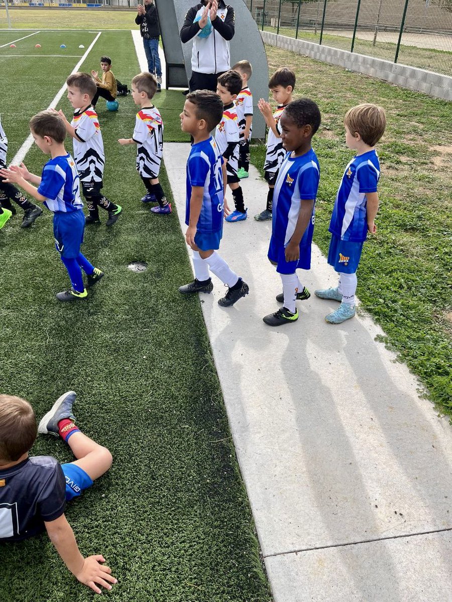 UEFigueres's tweet image. 📸 La #UEFigueres segueix enfocada en la formació continuada dels jugadors més joves:

✅ FC L’Escala 🆚 PreBenjamí 2018 Blanc: Guanyat

❎ FC Vilamalla 3️⃣🆚2️⃣ Caganius

👏 L’important és el camí d’aprenentatge en cada sessió i partit.

🙏🏻 SPONSOR: Halley Records

💙🤍 #FemUnió