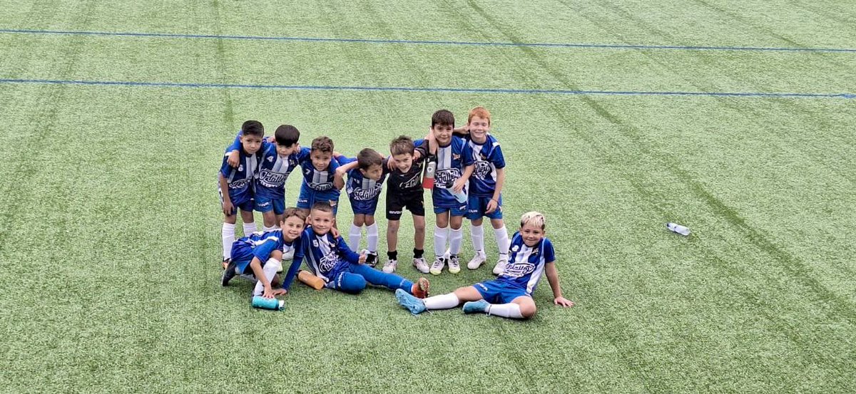 UEFigueres's tweet image. 📸 La #UEFigueres segueix enfocada en la formació continuada dels jugadors més joves:

✅ FC L’Escala 🆚 PreBenjamí 2018 Blanc: Guanyat

❎ FC Vilamalla 3️⃣🆚2️⃣ Caganius

👏 L’important és el camí d’aprenentatge en cada sessió i partit.

🙏🏻 SPONSOR: Halley Records

💙🤍 #FemUnió
