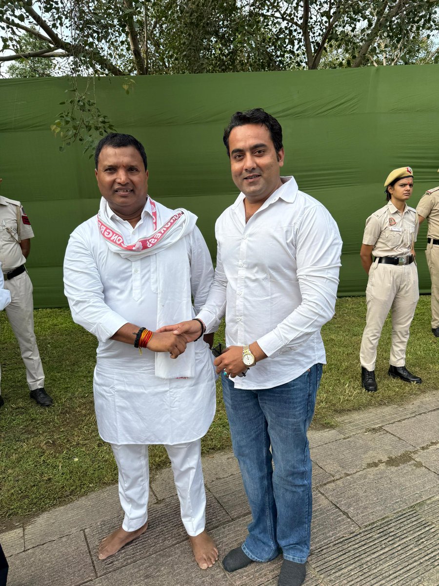 Saddam_online's tweet photo. ⸻

पूर्व राष्��्रीय अध्यक्ष, भारतीय युवा कांग्रेस
आदरणीय श्री बी. वी. श्रीनिवास जी को जन्मदिन की हार्दिक शुभकामनाएँ!

��ेश व युवा शक्ति के लिए आपका योगदान अनुकरणीय है।
ईश्वर आपको स्वस्थ और सफल जीवन प्रदान करे। https://t.co/a5fwpoh0HC