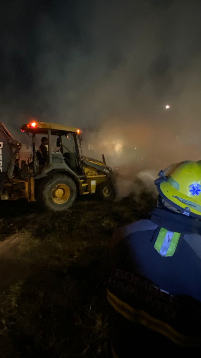 IrapuatoPCyBom's tweet photo. #PCInforma 🚒 | El incendio en un predio de la colonia La Pradera fue controlado. Se procede a labores de remoción de escombros.

✅ No se reportan personas lesionadas, solo daños materiales. https://t.co/VBeZ9dzvSY