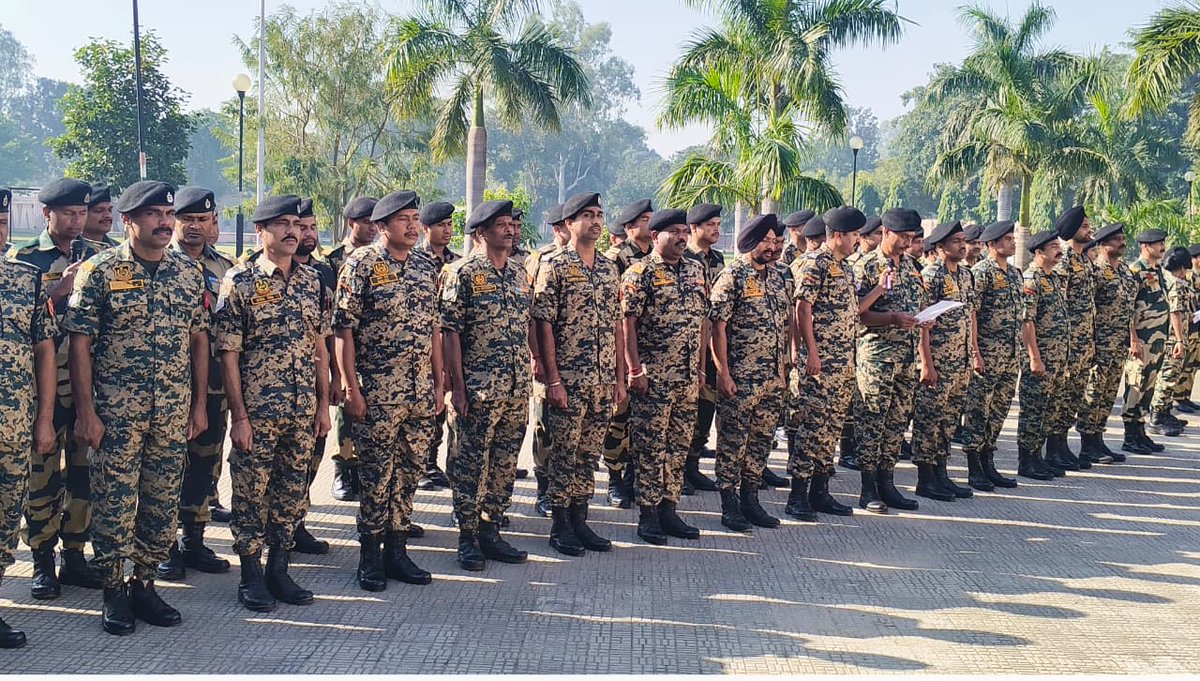 BSF_Punjab's tweet image. पंजाब की सरहदों पर गूंजा वंदे मातरम्, बीएसएफ ने दिया राष्ट्रभक्ति का अद्भुत संदेश

राष्ट्रगीत वंदे मातरम् के 150 वर्ष पूर्ण होने के उपलक्ष्य में देश भर में हुए आयोजनों की श्रृंखला को आगे बढ़ाते हुए बीएसएफ ने पंजाब के सभी सीमावर्ती क्षेत्रों में भरपूर जोश के साथ सामूहिक गान…