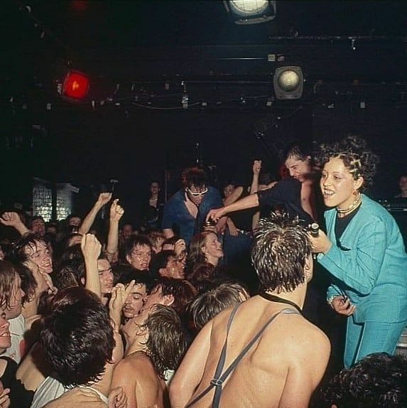 PunkRockStory's tweet image. 48 years ago
Poly Styrene performing with X-Ray Spex in November 1977 at the Marquee Club in London.

Photo by Caitriona Reed

#punk #punks #punkrock #womenofpunk #polystyrene #xrayspex #history #punkrockhistory