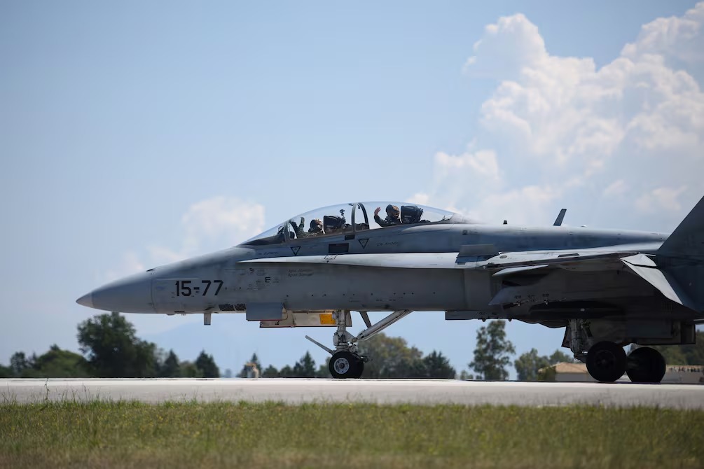 eluniversocom's tweet image. Capitán Enrique Gil, uno de los 100 #pilotos de caza de España: “Que un pájaro entre en la cúpula es como si te dispararan un cañón” ow.ly/KkCh50Xoubb