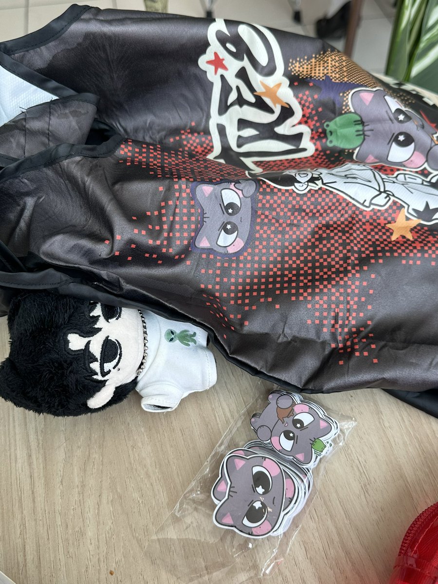 giving out mengbao stickers at #8InTheStars say hi if you see me!