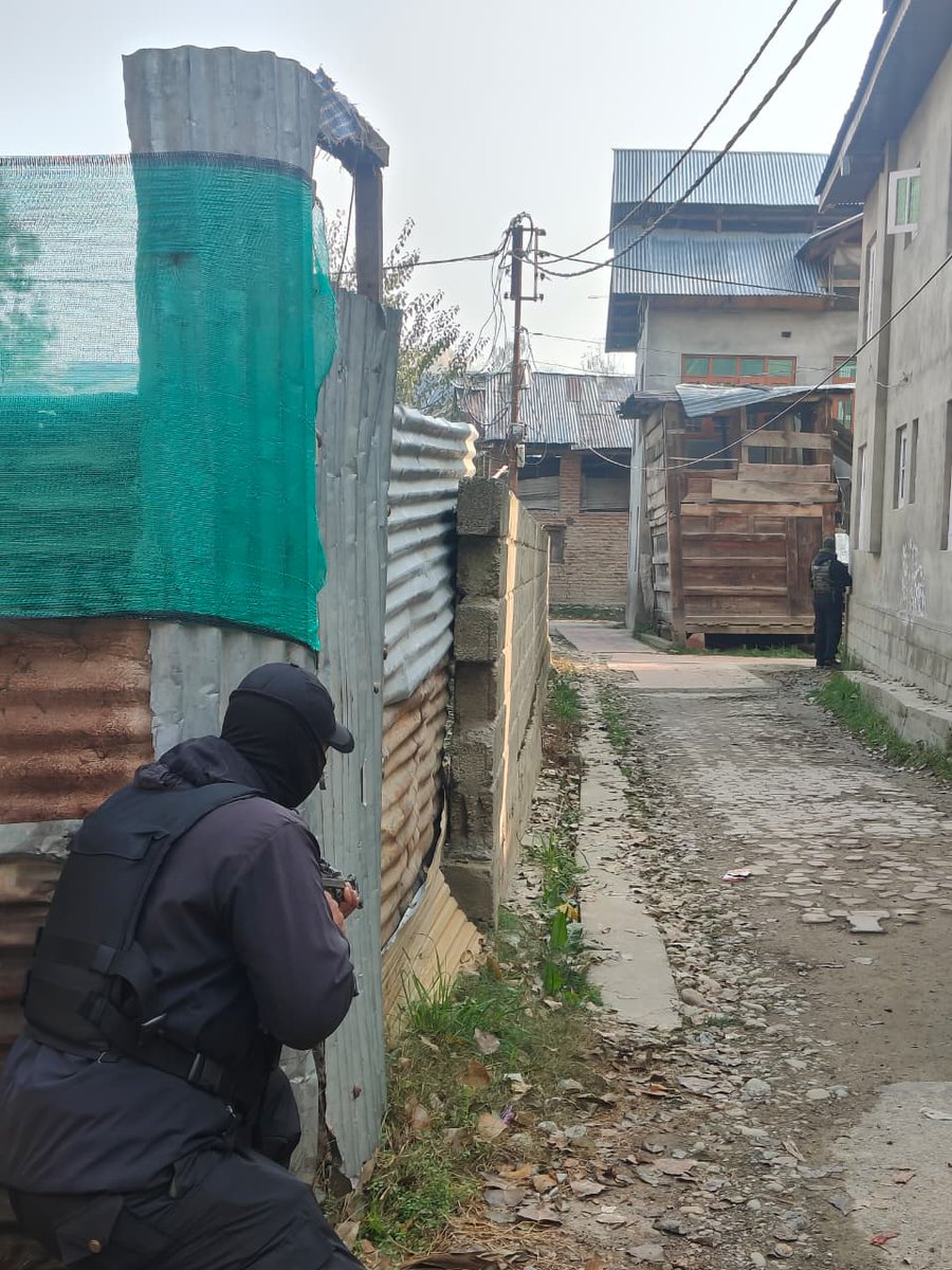 LalChowkJournal's tweet image. #BreakingNews : @policekulgam conducted multiple #CASO's targeting J&amp;amp;K Nationals Operating from Pakistan/Pak-Occupied #Kashmir (#JKNOP). Relatives and associates involved in facilitating terror activities were booked, and digital evidence seized.

Investigations are ongoing...