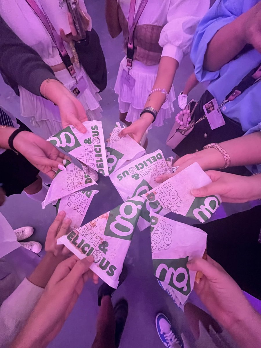 willcaofc's tweet photo. 𝐆𝐑𝐄𝐄𝐍𝐖𝐈𝐂𝐇 𝐅𝐀𝐌𝐈𝐋𝐘 𝐌𝐎𝐌𝐄𝐍𝐓𝐒!

Thank you so much, @greenwichpizza, for being part of our fanmeet and for bringing everyone together over great food and even greater memories! 🍕💚

Your support made our gathering more special and heartwarming - just like sharing a box of pizza with family and friends. Because of you, every slice felt like a celebration!

From all of us WillCatchers, maraming salamat for making our event extra sarap and sulit! 🩷🩵

#FeelG #FeelGWithWillCa #FeelGWithWillAshley #FeelGWithBianca
@willashley05 @biancadeveraa