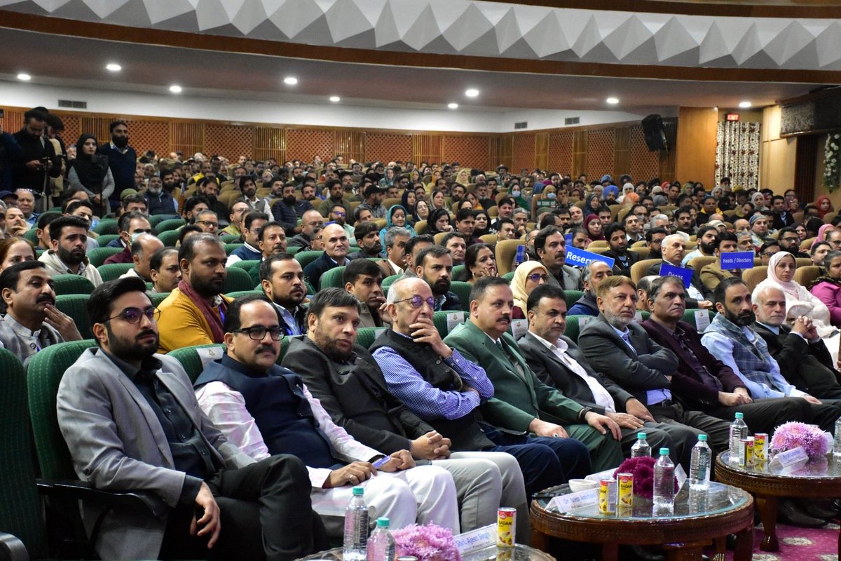 ASIFAZMI_DELHI's tweet photo. बिगुल बज गया डा॰ राही मासूम रज़ा के शताब्दी वर्ष (अगस्त 2026 - अगस्त 2027) के आगमन का। एक साहित्यिक आयोजन हेतु जुटे पंद्रह सौ लोगों के बीच इस लम्हे के साक्षी बने जम्मू कश्मीर के उप-राज्यपाल मा॰ मनोज सिंहा जी, प्रसिद्ध गीतकार समीर अंजान जी, कुलपति कश्मीर विश्वविद्यालय प्रो॰ निलोफ़र, कुलपति उत्तराखंड विश्वविद्यालय पो॰ नवीन चंद लोहानी, प्रमुख सचिव बृजमोहन शर्मा जी और आपका मित्र आसिफ़ आज़मी। 
शताब्दी जश्न की तैयारियाँ समय से पहले पूरी कर ली जाएँगी।