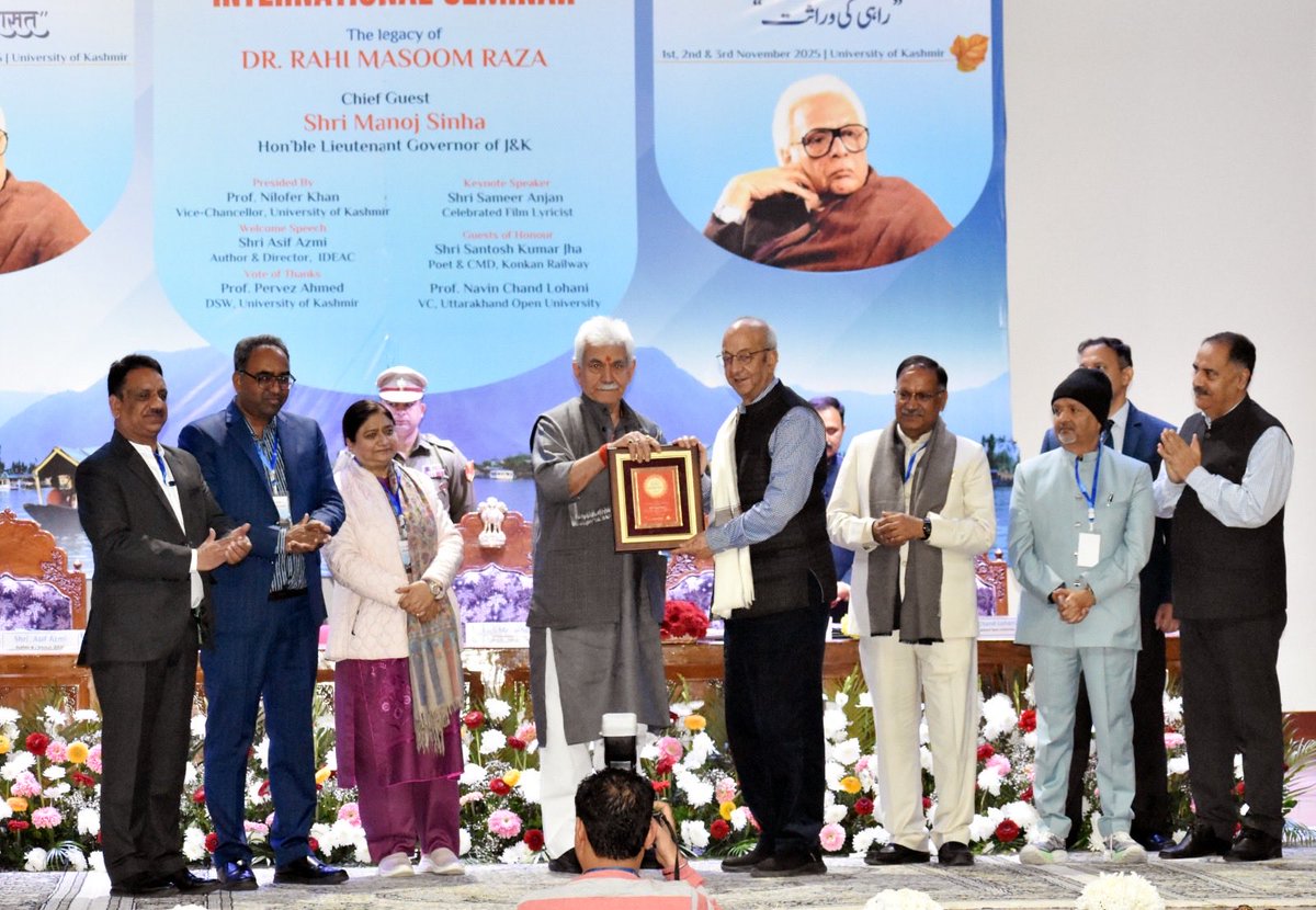 ASIFAZMI_DELHI's tweet photo. बिगुल बज गया डा॰ राही मासूम रज़ा के शताब्दी वर्ष (अगस्त 2026 - अगस्त 2027) के आगमन का। एक साहित्यिक आयोजन हेतु जुटे पंद्रह सौ लोगों के बीच इस लम्हे के साक्षी बने जम्मू कश्मीर के उप-राज्यपाल मा॰ मनोज सिंहा जी, प्रसिद्ध गीतकार समीर अंजान जी, कुलपति कश्मीर विश्वविद्यालय प्रो॰ निलोफ़र, कुलपति उत्तराखंड विश्वविद्यालय पो॰ नवीन चंद लोहानी, प्रमुख सचिव बृजमोहन शर्मा जी और आपका मित्र आसिफ़ आज़मी। 
शताब्दी जश्न की तैयारियाँ समय से पहले पूरी कर ली जाएँगी।
