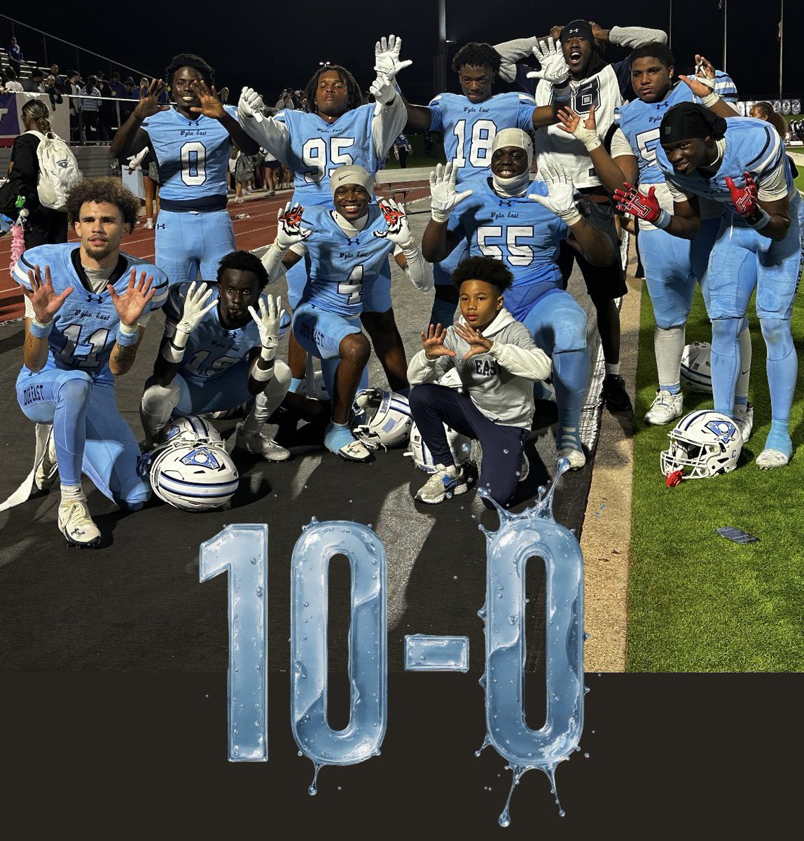 WERaiderFB's tweet image. Regular season: Complete.
History: Made. ✋🤚
Team 16 — the first to ever do it. #DUBeast ⚔️