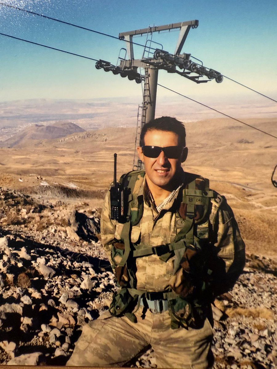 Tutsak edilmiş sadece Türk vatanının savunmasını Türk Milletine olan sevdası Türk Devletine aidiyet duygusu ile bağlı Atatürk’ün askeri olan Orkun komutanımın daima yanında olmaya devam edeceğiz her koşulda
Bu ülkede 28 yıllık meslek hayatının neredeyse tamamında ,terör örgütü