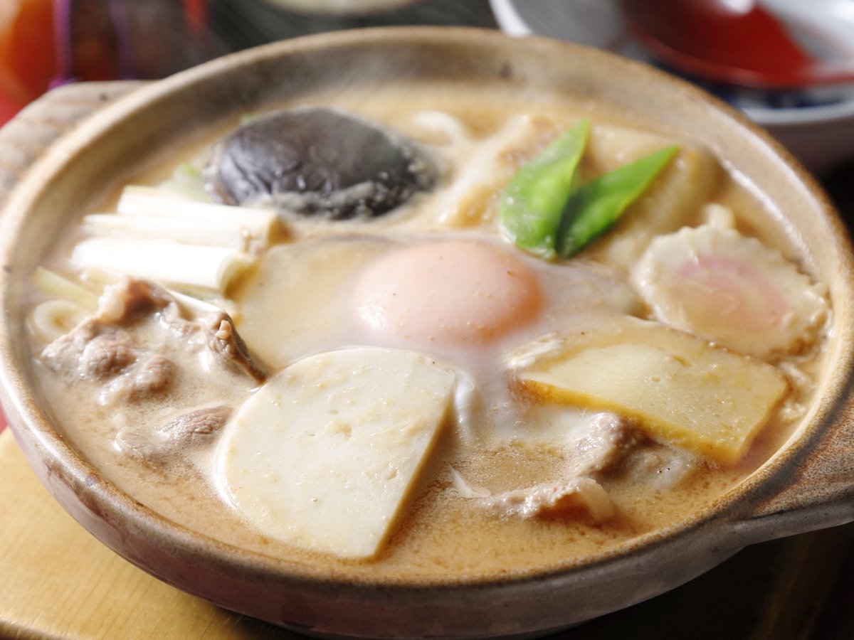Osoba_Santake's tweet photo. みそなべ 1,850円税込
なべやき 1,850円税込

仙台は今週からぐっと寒さが本格的になりました。寒くなると常連さんに人気なのが「なべやき」そして仙台味噌や仙台麩を使った「みそなべ」

風味豊かなおつゆでグツグツ煮込んだなべやきは、
体を芯からほっくほくにしてくれます。 https://t.co/7td071VwPZ