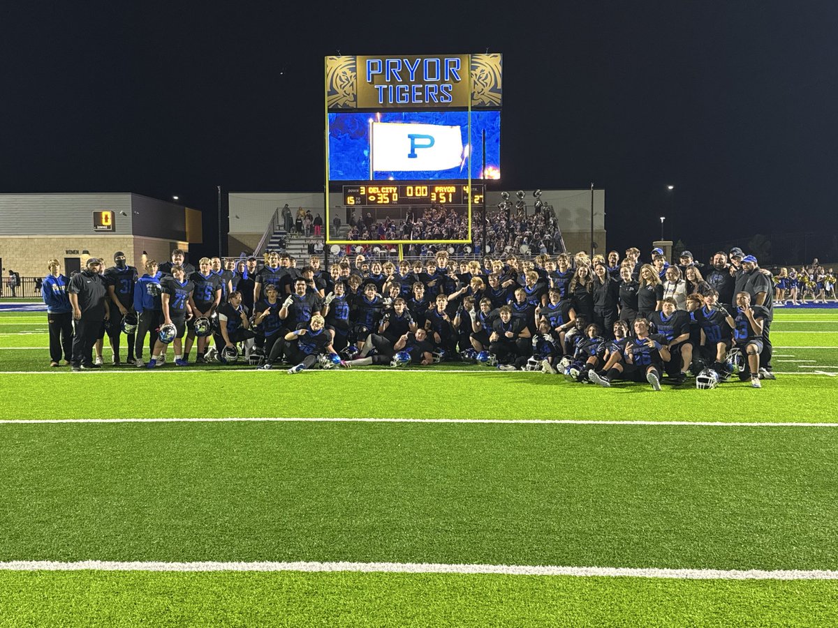 Pryor_Athletics's tweet photo. Family Picture. https://t.co/VHfQZYUdRT