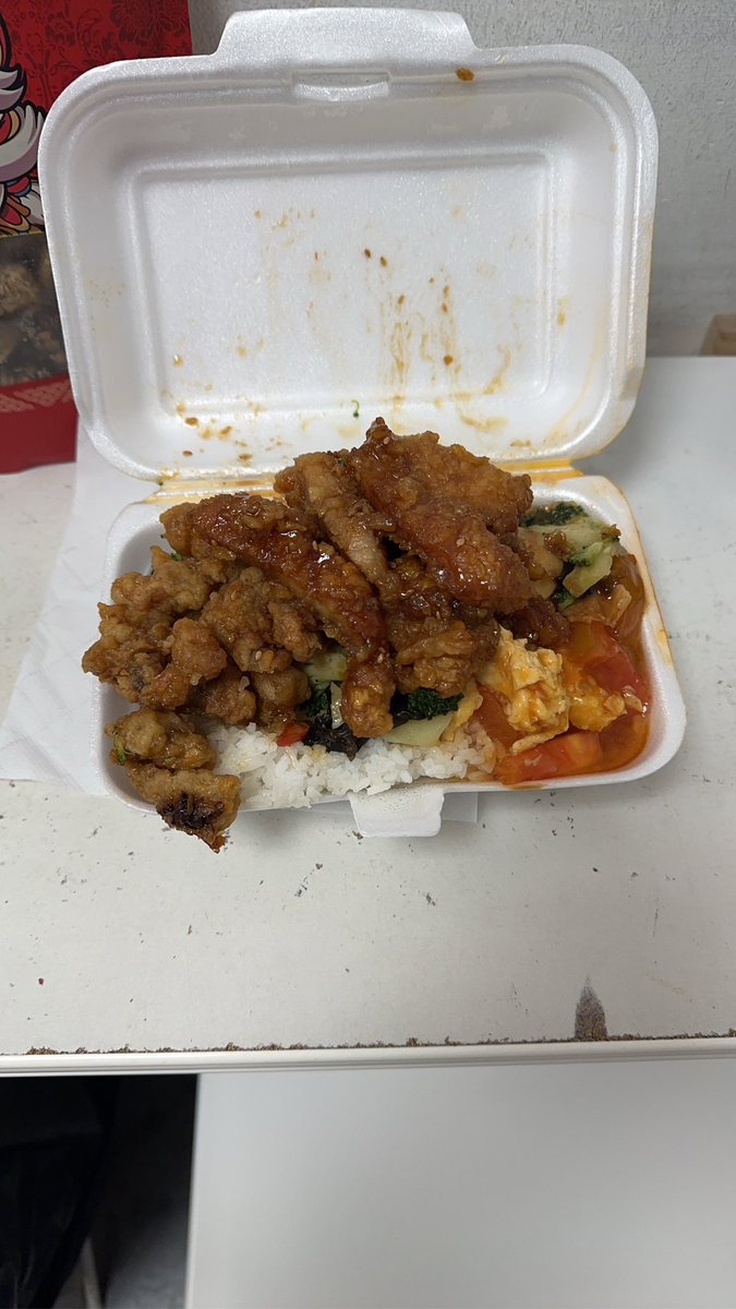 KoheHongo's tweet photo. 久しぶりに経済飯を食べたら何と9ドル‼︎7年前の2倍になっててシンガポールの成長の速さが垣間見れます。 https://t.co/yXs3CCffkE