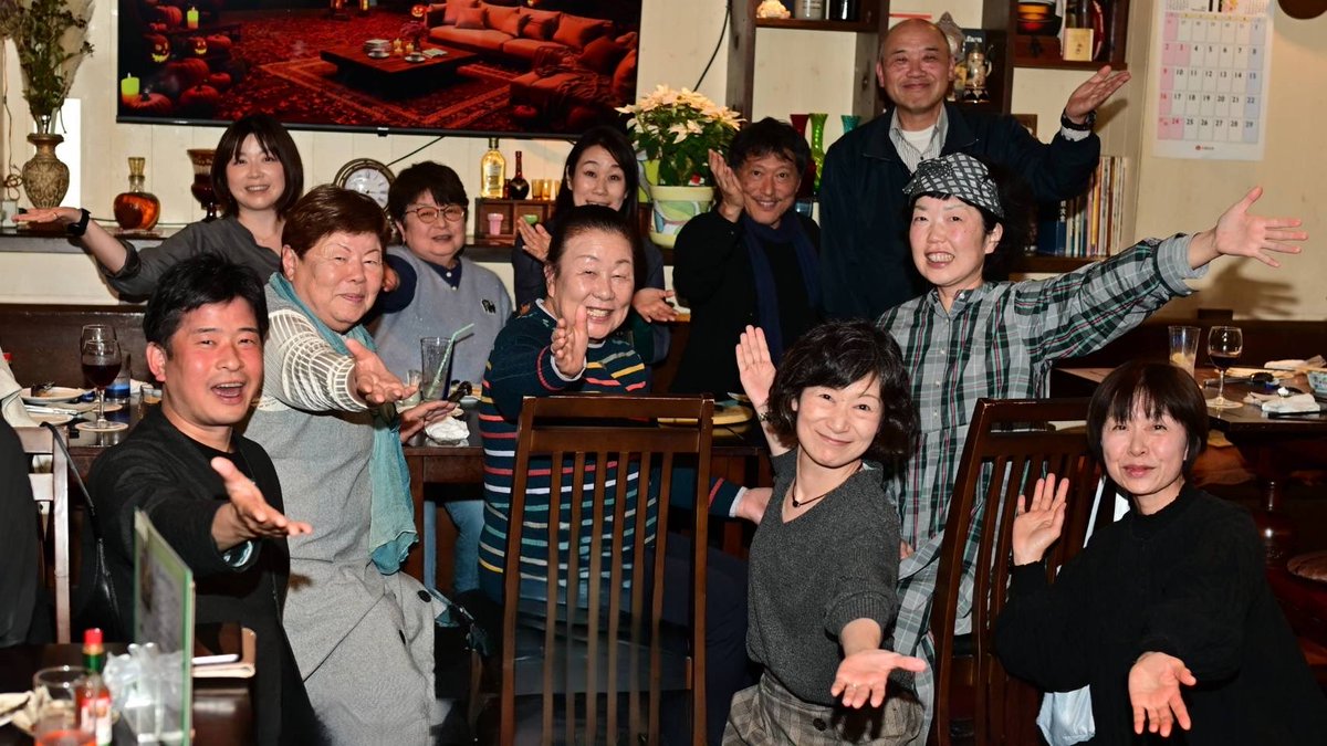 指揮者の岩村先生をお迎えして、親睦会が開かれました。
この日は、普段なかなか全員が顔をそろえることのない実行委員も勢揃いし、岩村先生から貴重なお話をたくさん伺うことができました。
指定席はすでに売り切れです。
自由席もお早めに！

t.pia.jp/pia/event/even…