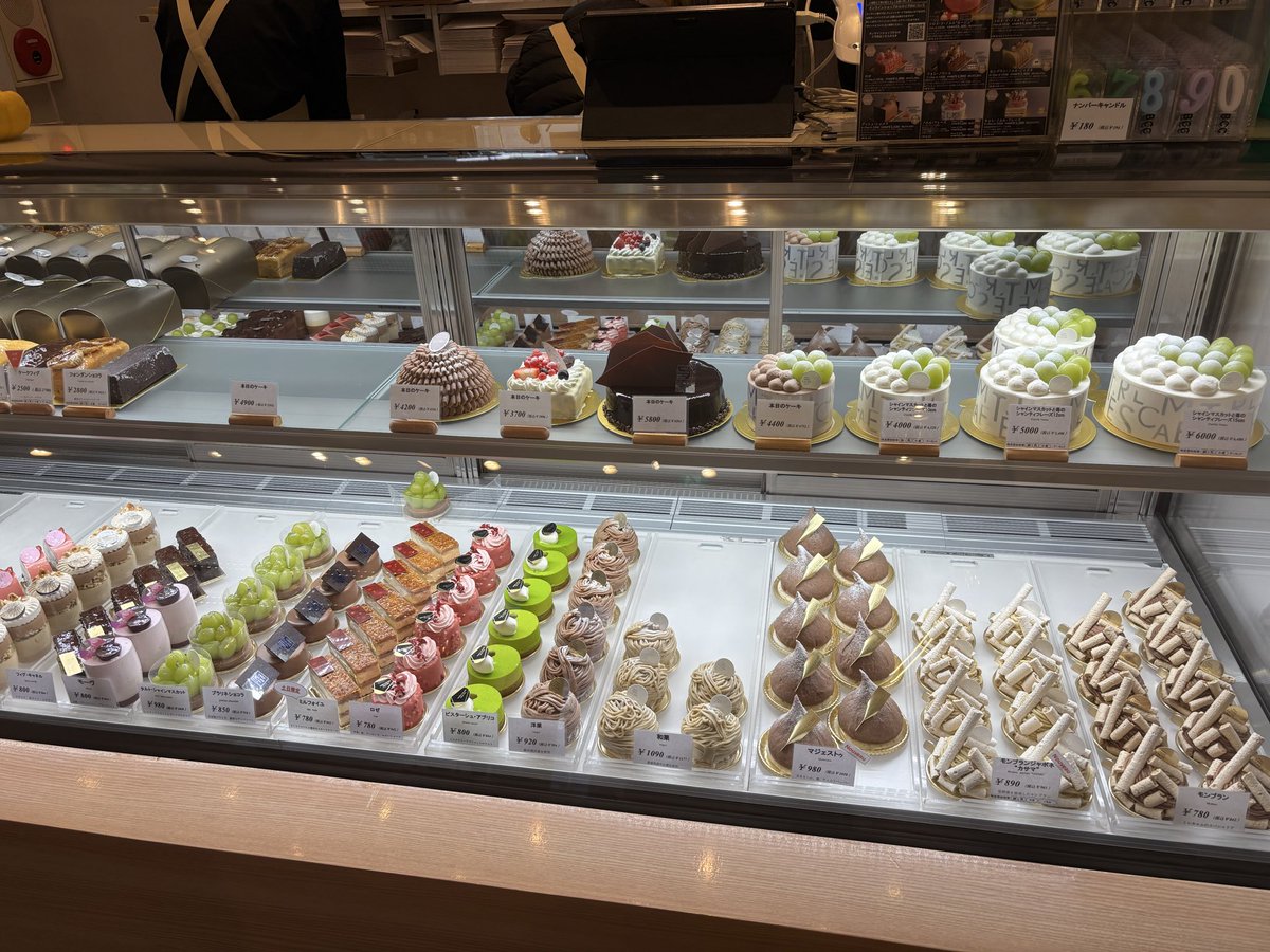 cryptographicc's tweet image. 充実の一週間だったのでご褒美にケーキ。クリ大好きってわけじゃないけど、秋だとついついモンブラン食べちゃうよね