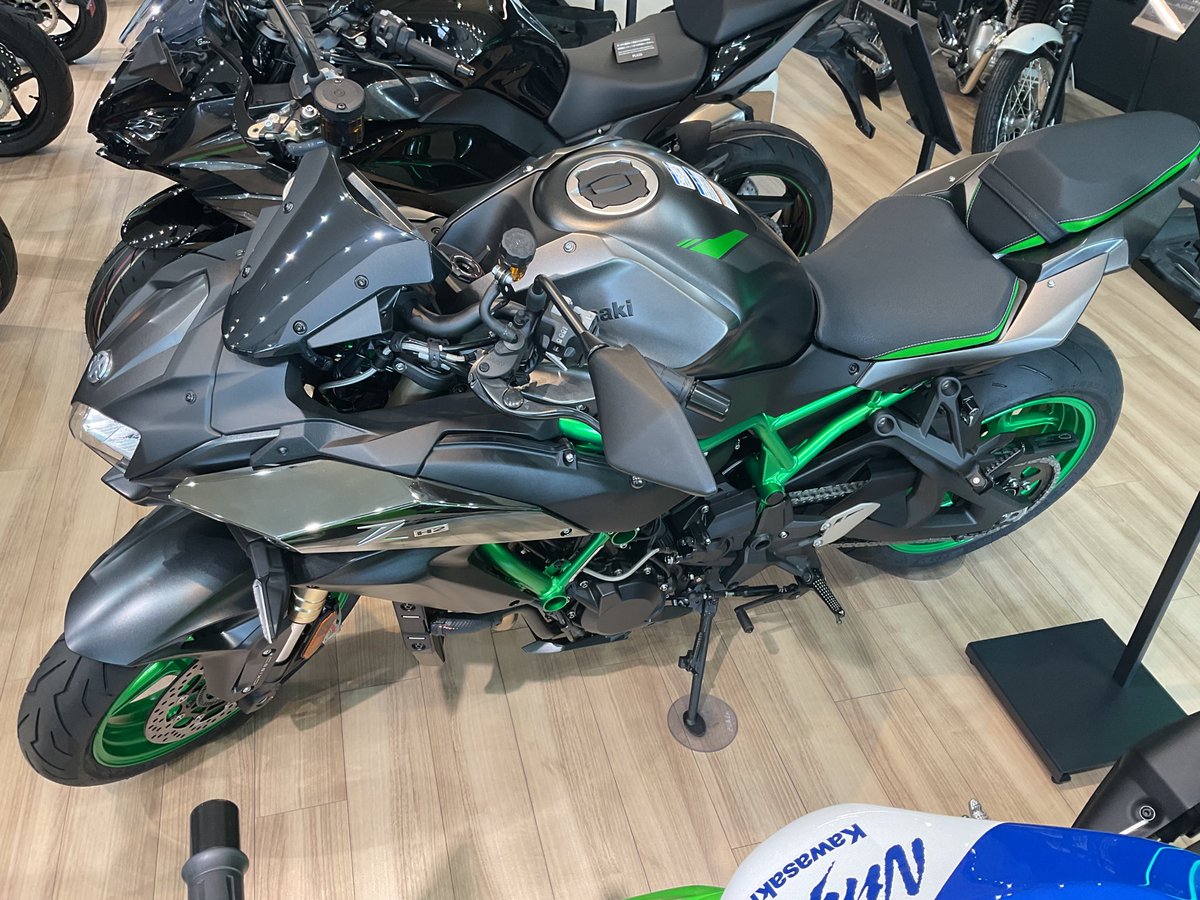 ザクロ こんにちは😃カワサキプラザ東京江戸川です！ 現在2026年モデル ZX-6R
