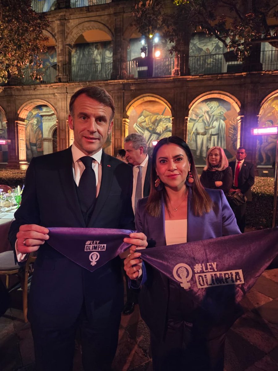 Entre las mujeres de la tierra y el fogón, murales y flores moradas. Solo 20 personas. Sentada justo al frente del Presidente <a href="/EmmanuelMacron/">Emmanuel Macron</a>; hablé de la lucha que hemos hecho juntas ante la #ViolenciaDigital.

El Presidente coincidió: "Hay que abolir el algoritmo patriarcal"
