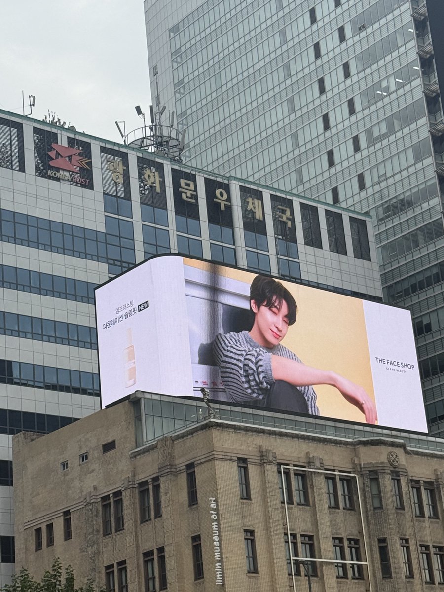 광화문 교보 왔다가 어누 자만추함. 일민
광고판에 더페가 ㅋㅋㅋㅋ