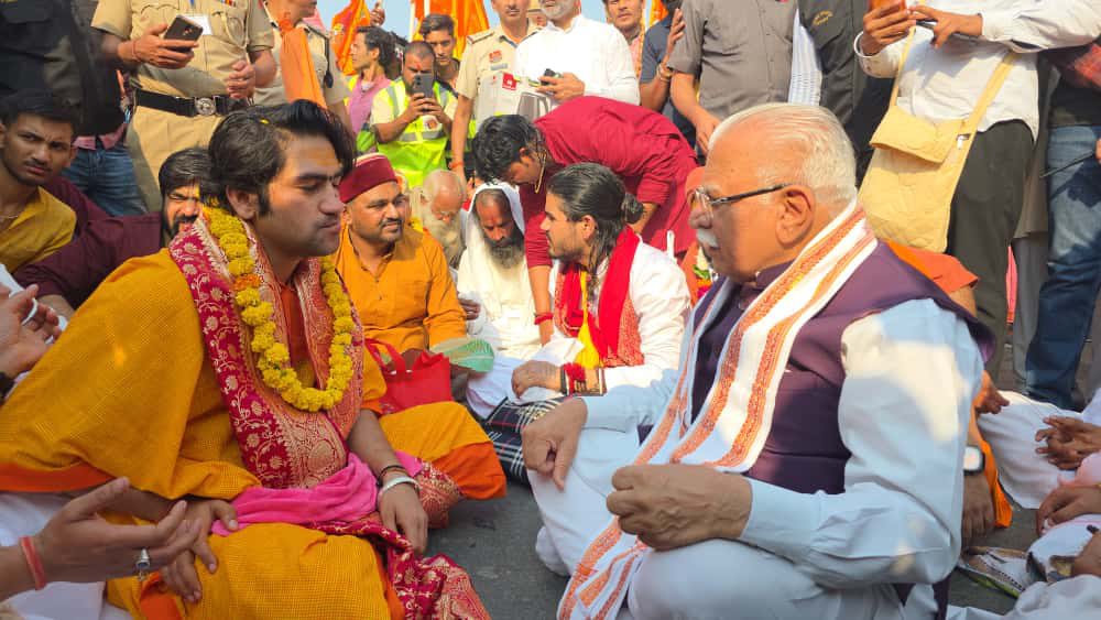 bageshwardham's tweet photo. हरियाणा की भूमि पर पूर्व मुख्यमंत्री और वर्तमान केंद्रीय मंत्री श्री मनोहर लाल खट्टर जी ने पदयात्रा में शामिल होकर पूज्य सरकार का स्वागत किया..और भव्य दिव्य आयोजन के सहयोगी बने…
#sanatanhinduektapadyatra #sanatanpadyatra #bageshwardhamsarkar #shri_manohar_lal_khattar_ji https://t.co/OOTYbnMO0H