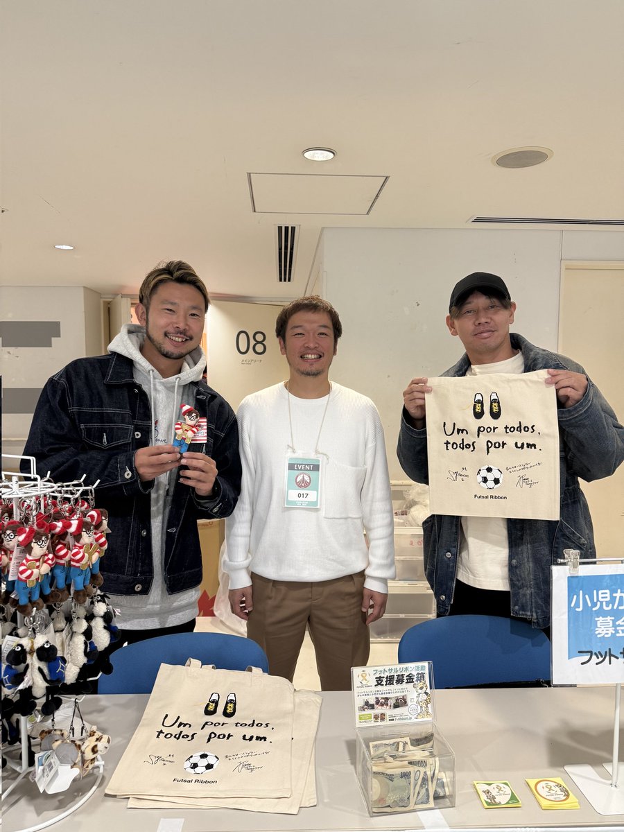 #フウガドールすみだ vs #名古屋オーシャンズ の試合会場で募金活動しています！

Fリーグでプレーしてた小野さん、岡山さんと一緒に🎗️

#Fリーグ
#フットサルリボン