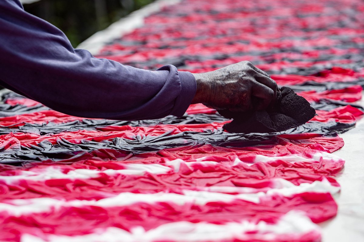 CCTVAsiaPacific's tweet image. 🇮🇩 Workers in Central Java, #Indonesia, handle dyed #batik fabrics along the riverbank. Batik is a recognized #UNESCO Intangible Cultural Heritage of Humanity from Indonesia.
🇮🇩 #印度尼西亚 中爪哇省，工人们在河岸边处理蜡染布。#蜡染 是印尼的世界文化遗产之一。
📷 Pics via CFP
